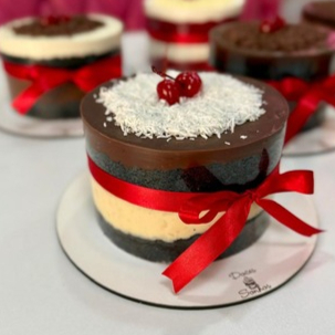 Deliciosa massa black amanteigada de cacau 100%, de chocolate com recheio de Prestigio. Aprox. 1kg