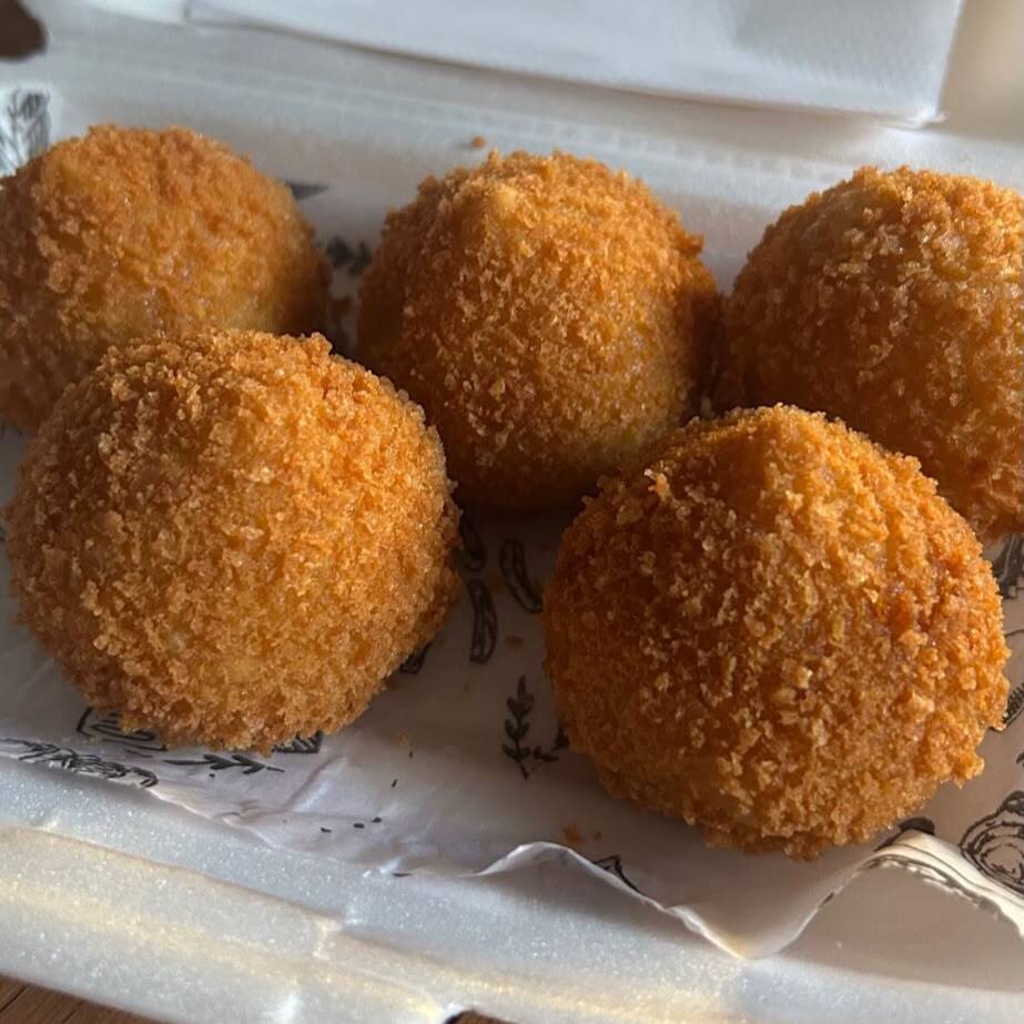 5 mini coxinhas de frango com 80g cada, preparadas com massa macia e recheio de frango bem temperado. Perfeitas para quem ama uma porção caprichada de coxinhas!