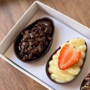 Um de chocolate 50% e um de ninho com morango