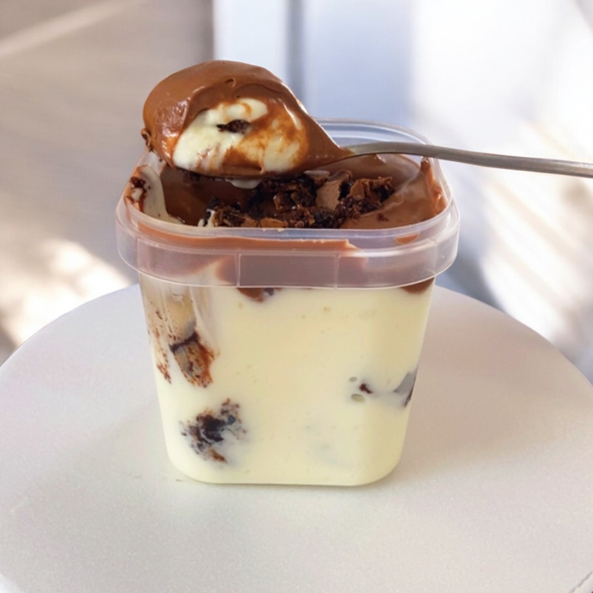 Camadas cremosas de mousse de limão, pedaços de brownie macio finalizado com ganache (aprox 220gr)