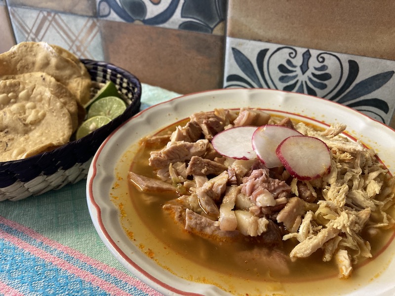 Pozole cabeza, maciza y pollo