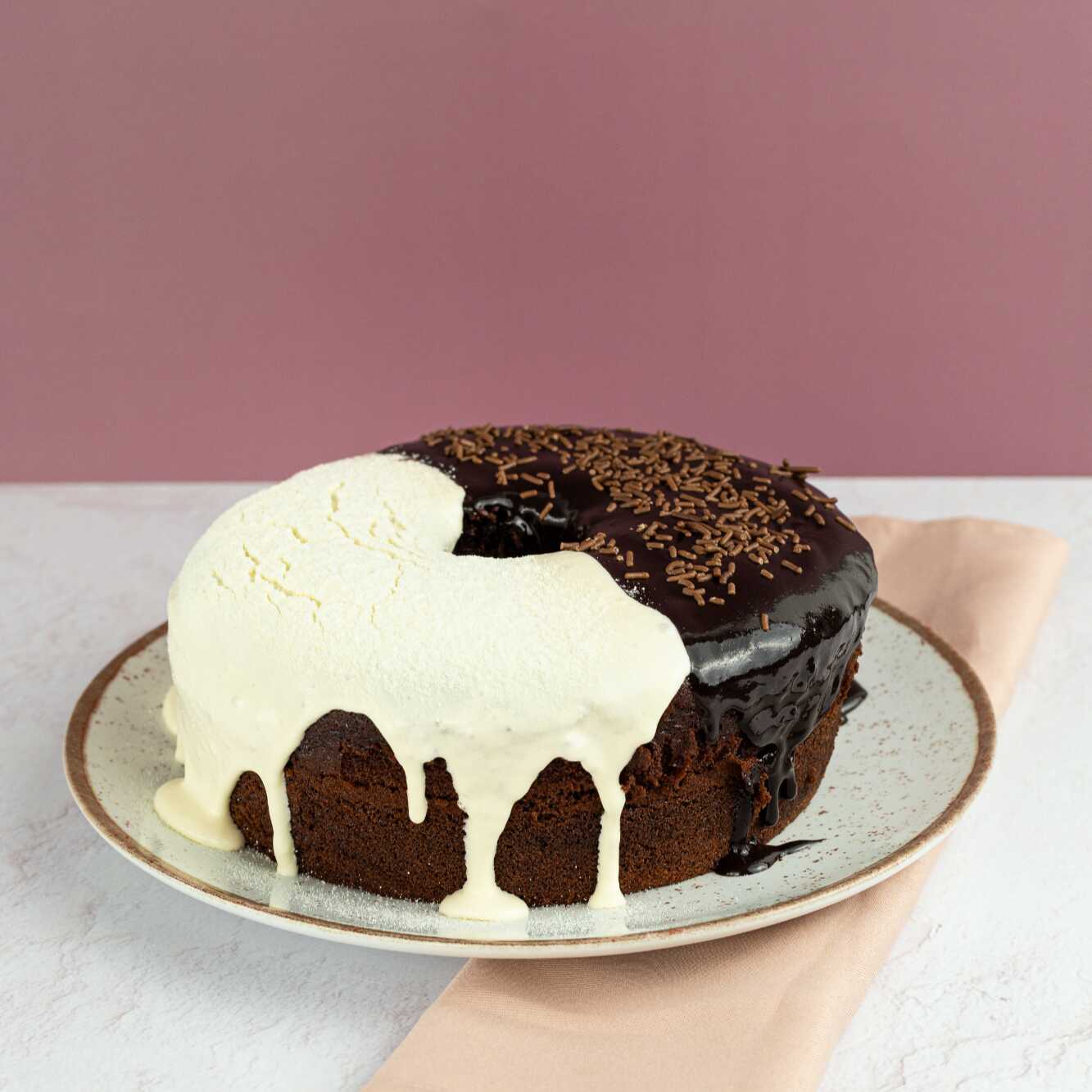 Na nossa loja de bolos é o bolo típico de receita da vovó, que lembra fim de tarde com cheiro de café fresco. Confira esta versão com calda de chocolate e calda de leite Ninho, juntando o melhor de todos os sabores.
Serve 16 fatias.