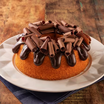 Massa de cenoura coberto com brigadeiro e raspas de chocolate  19 cm de diâmetro.