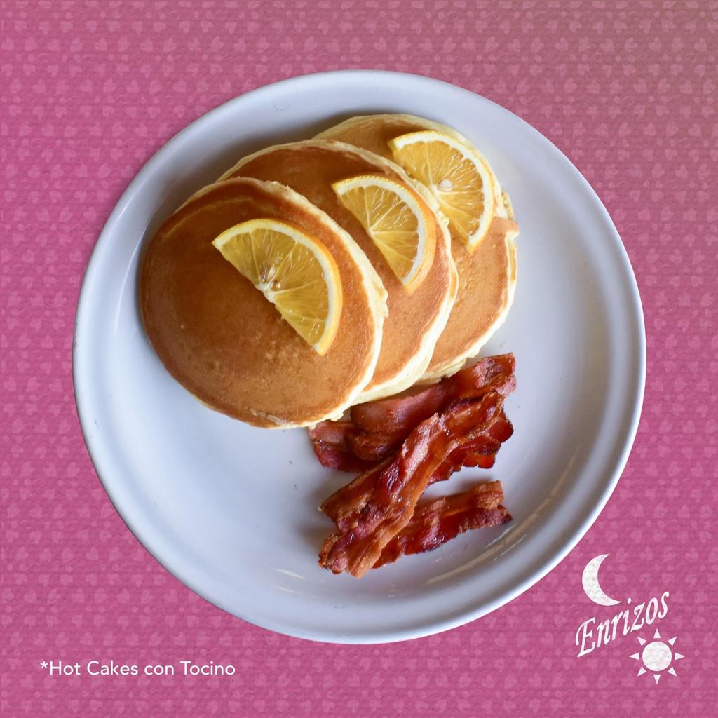 Hot Cakes con tocino