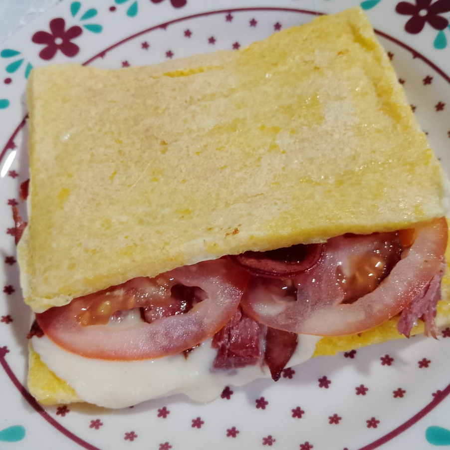 Cuscuz , carnê seca , linguiça , queijo e tomate