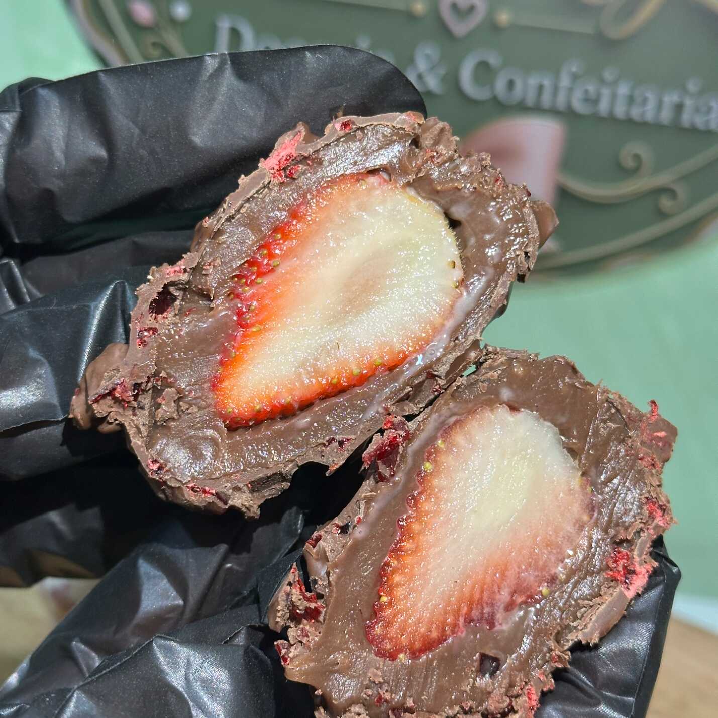 Um delicioso Morango Cravejado com brigadeiro de Chocolate, pedacinhos de caramelo com cobertura de Chocolate. 90gramas