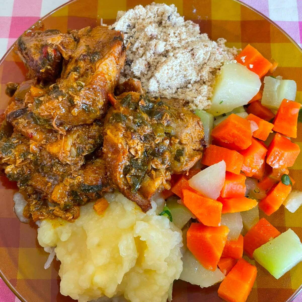 Deliciosa LINGUIÇA DE CHURRASCO
Arroz, Feijão, batata corada e Farofa.