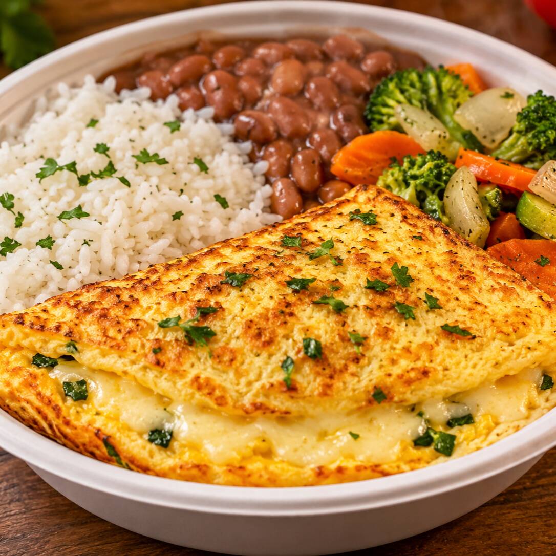 Omelete de queijo macio e saboroso, acompanhado de arroz soltinho, feijão caseiro e legumes refogados. Uma opção leve, completa e cheia de sabor.