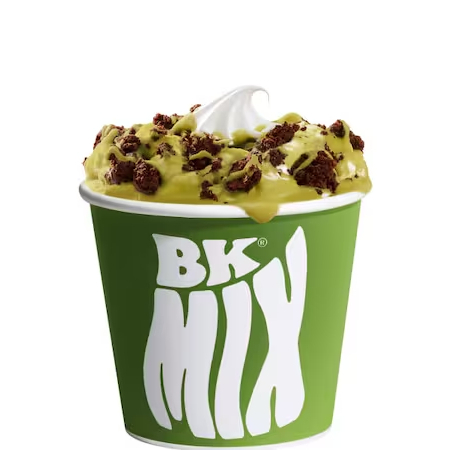 Massa sabor baunilha coberta com calda sabor pistache e pedaços de brownie, uma explosão de sabores para os loucos por pistache.