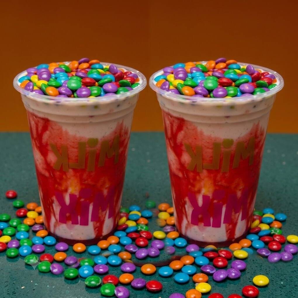 3 milk shakes podendo ser de chocolate, baunilha ou morango.