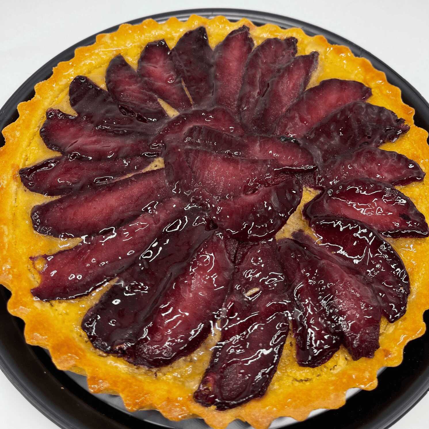 Tarta de peras al vino tinto