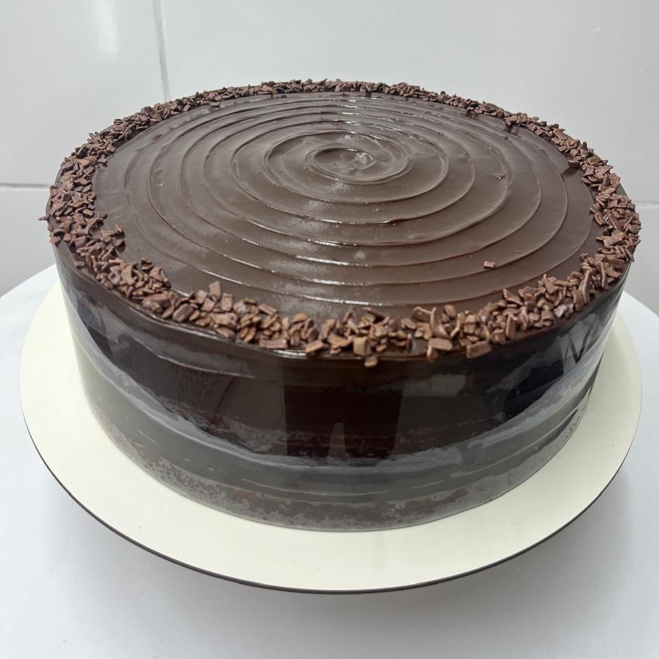 Massa delicada envolvendo recheio cremoso de chocolate que derrete na boca a cada mordida.