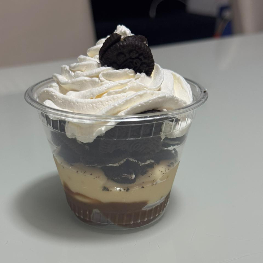 creme de chocolate, creme branco, oreos, creme branco.