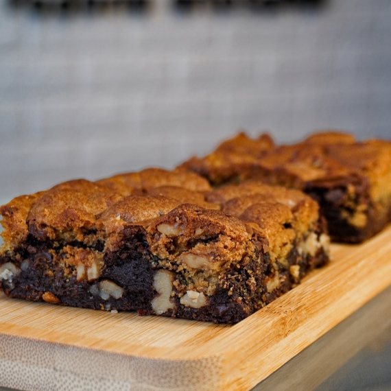 Metade brownie, metade cookie — 100% vício. Base de brownie tradicional, coberta com massa de cookie douradinha. Casquinha crocante, miolo cremoso e duas camadas de pura felicidade. Experimente aquecê-lo por 20 segundos no micro.