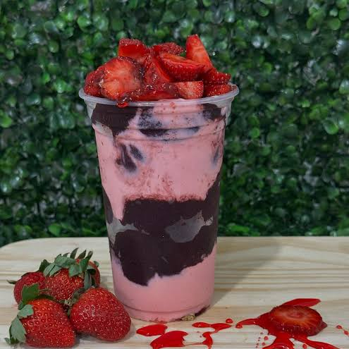 Açaí com Creme de Morango 🍓✨ Açaí cremoso e geladinho, combinado com creme de morango e morangos frescos, trazendo uma mistura irresistível de sabor, cremosidade e frescor em cada colherada. 😍