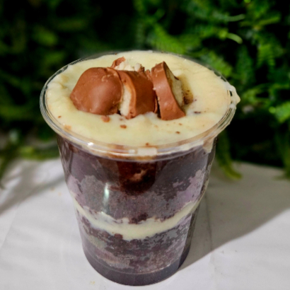 Brigadeiro de chocolate meio amargo, bolo de chocolate, brigadeiro de coco e Finalizado com pedaços de bombom de prestigio. Copo 200ml.