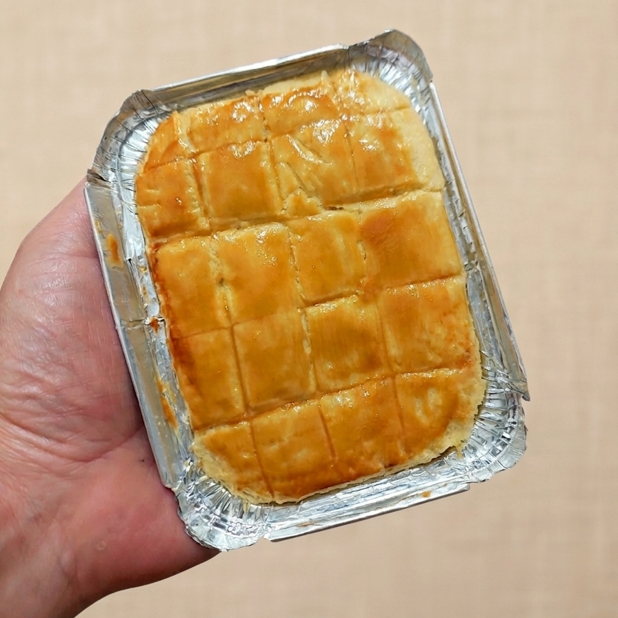 Torta salgada preparada com massa macia e recheio generoso de bacalhau ao molho branco, azeitonas e salsinha, trazendo um sabor marcante e super cremoso. Ideal para quem busca uma refeição completa, caseira e cheia de sabor.