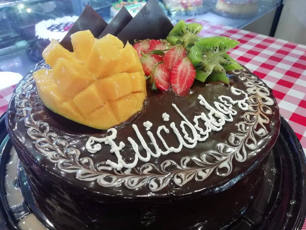 Pastel Chocolate Frutal Tres Leches Grande.