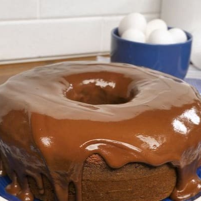 Bolo de cocolate caseiro de 6 pedaços. Com cobertura de chocolate preto.