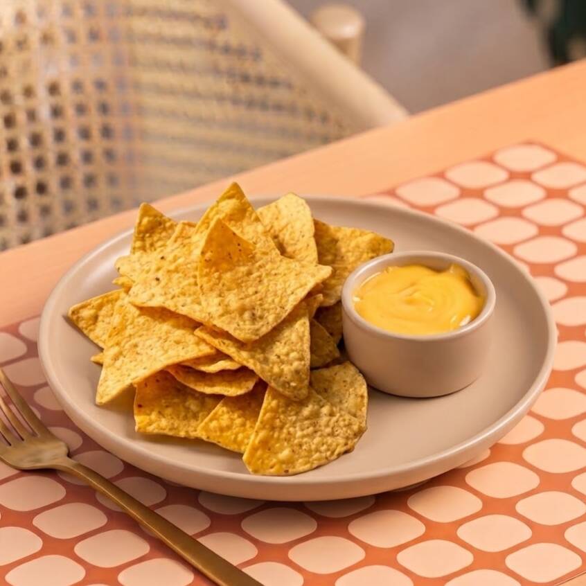 Nachos con Queso Cheddar Bowl