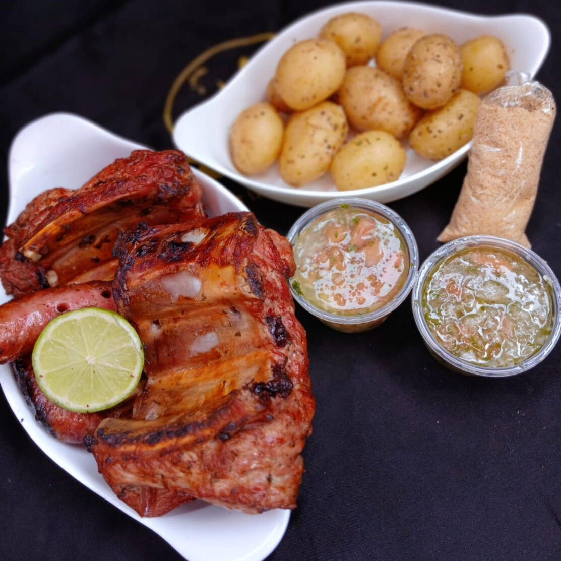 ACOMPANHA BATATA CALABRESA, FAROFA, BARBECUE, LIMÃO E VIAGRETE.