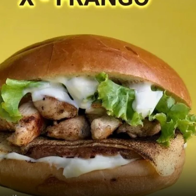 Irresistível e crocante, Pão brioche, tomate, cebola e alface, carne industrial 56g, mussarela, cubos de frango e molho especial.