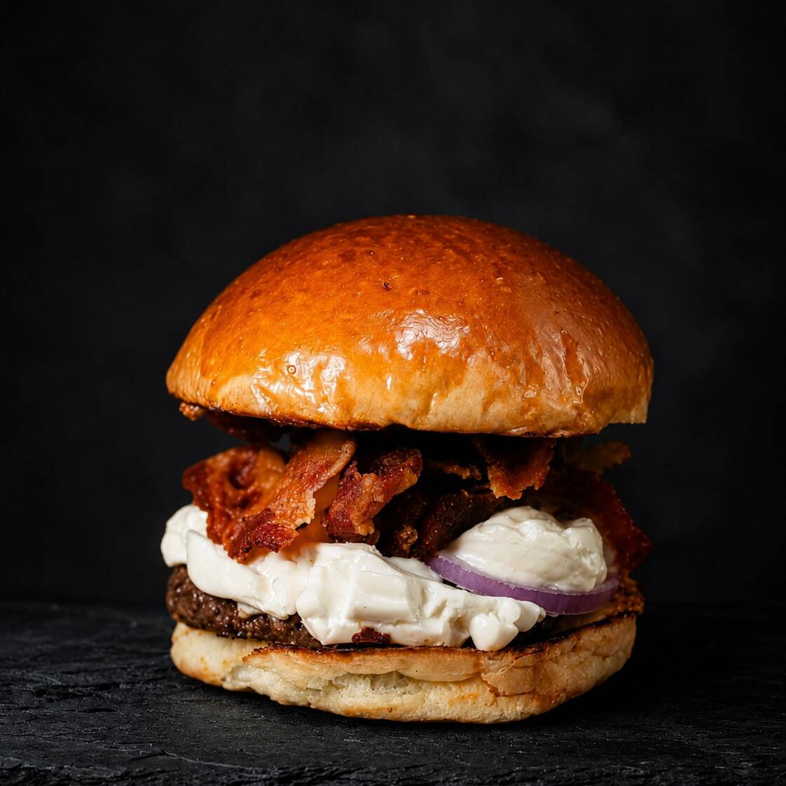 Pão brioche, 180g de alcatra moída com bacon, cream chease catupiry e pedaços de bacon.