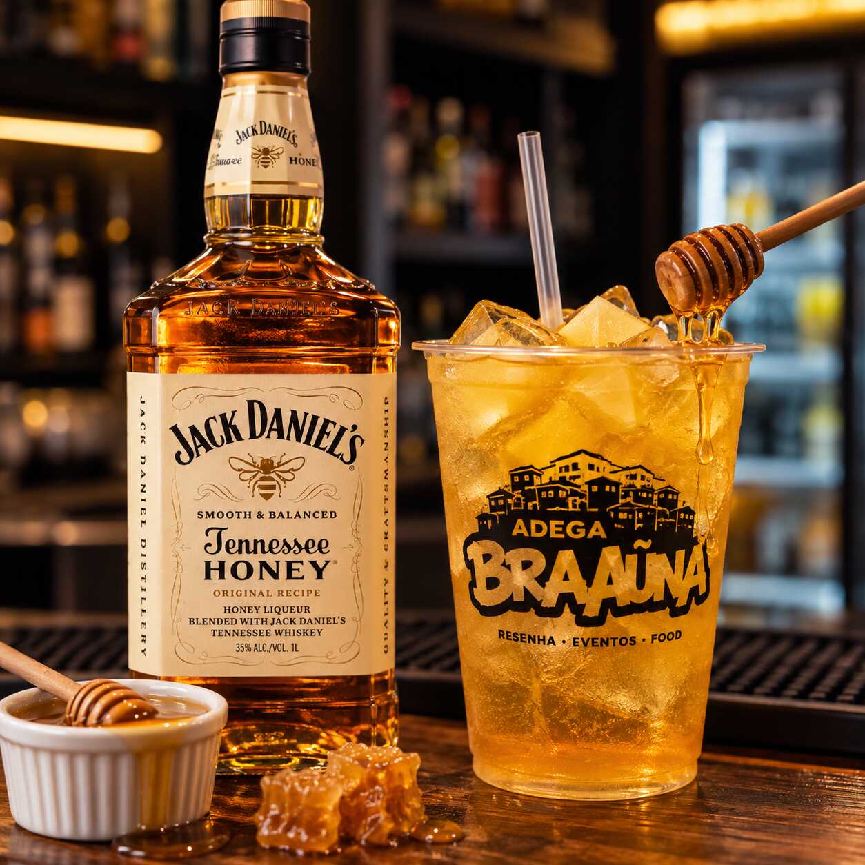 Copão Jack Daniel’s Honey 700ml
Copão de 700ml com Jack Daniel’s Honey, gelo saborizado e energético. Frutas são opcionais para deixar seu copão ainda mais completo. Enviamos os itens separados para você montar em casa, bem gelado e do seu jeito.