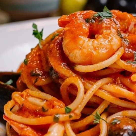 Um clássico com o equilíbrio perfeito entre mar e terra.
Spaghetti envolvido em nosso molho de tomate artesanal e finalizado com camarões, lulas e pancetta.
Alérgicos: contém glúten, crustáceos, moluscos e carne suína.
Imagem ilustrativa.