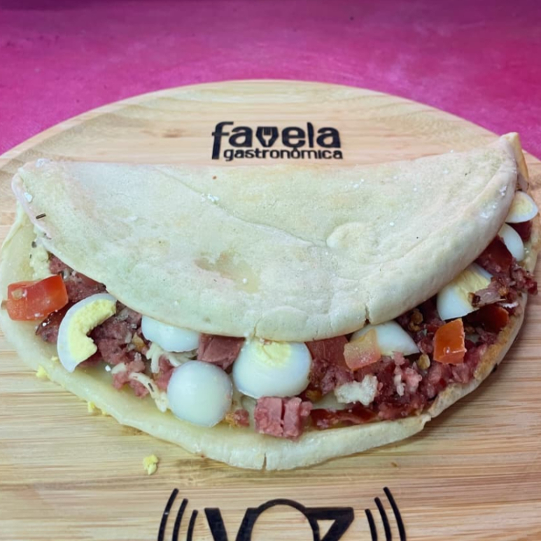 Saboreie nossa irresistível Crepioca de Calabresa, uma opção deliciosa e saudável dentro de nossa categoria 'Tapiocas Fitness'. Este prato, ricamente recheado com calabresa suculenta e temperada, é harmoniosamente acompanhado por queijo derretido de primeira qualidade. Além disso, oferecemos uma variedade de adicionais para que você possa personalizá-lo de acordo com suas preferências. Experimente essa experiência gastronômica única e satisfatória! Por favor, considere que a foto é ilustrativa.