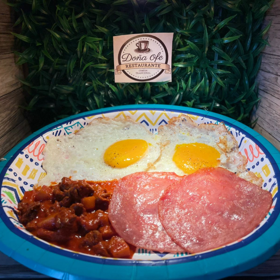 Huevos Con Guisado Del Dia y Jamon Doradito.