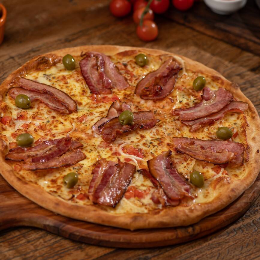 Molho de tomate Italiano, tomate em cubos, cebola, muçarela, bacon premium, orégano e azeitonas verdes sem caroço.