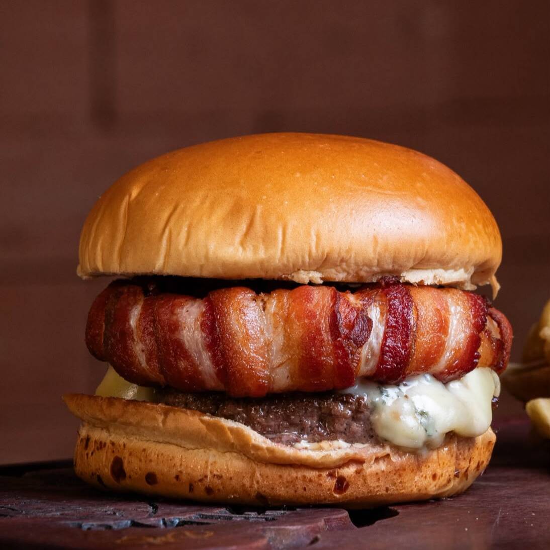 Pão brioche com hambúrguer artesanal de 150g, queijo gorgonzola, e bacon crocante enrolado na cebola, finalizado com cebola caramelizada e nossa maionese especial da casa. Uma combinação marcante para quem gosta de sabores intensos!