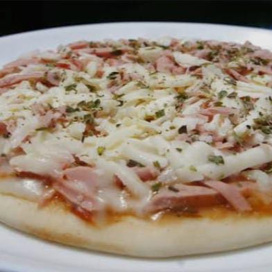Pizza feita no bafo com: presunto, mussarela, cebola, tomate cereja, pimentão e azeitona.