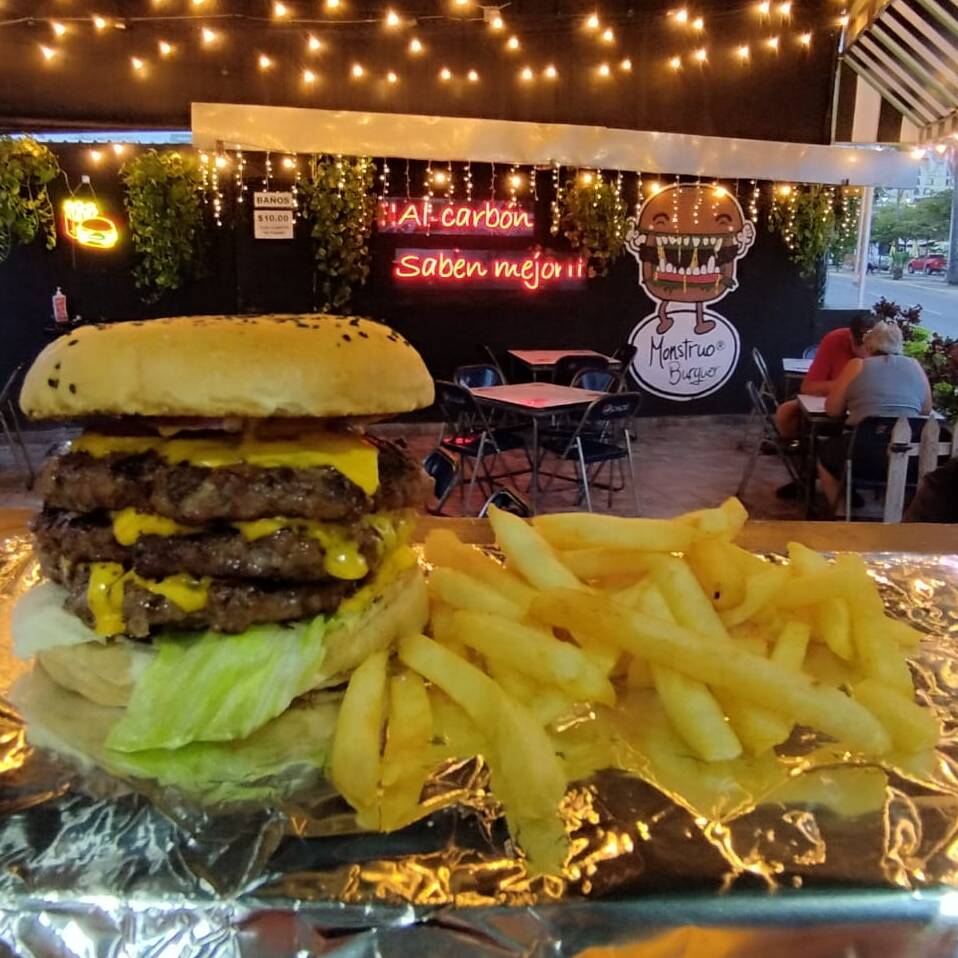 Big Monstruo Burger (3 Carnes) Con Papas.