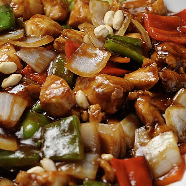 Acompanha arroz chop suey, com deliciosos cubos de frango e legumes, com um molho especial do chef, toque de cebolinho!
