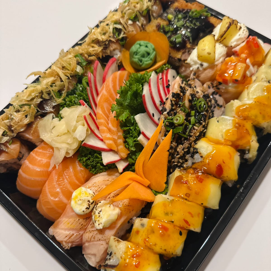 8 uramaki especial de queijo 8 uramaki Filadélfia especial c alho poró 4 sashimi de salmao 4 sashimi selado no gengilin 2 niguiri de salmao 2 niguiri massaricado 2 niguiri skim 2 joe de queijo 2 joe de kani