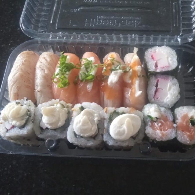 2 sushi salmao 2 sushi peixe branco crean chesse geleia pimenta 2 sushi peixe branco maçaridado 2 maki salmao filadelfia 2 maki kani 4 uramaki california crean chesse