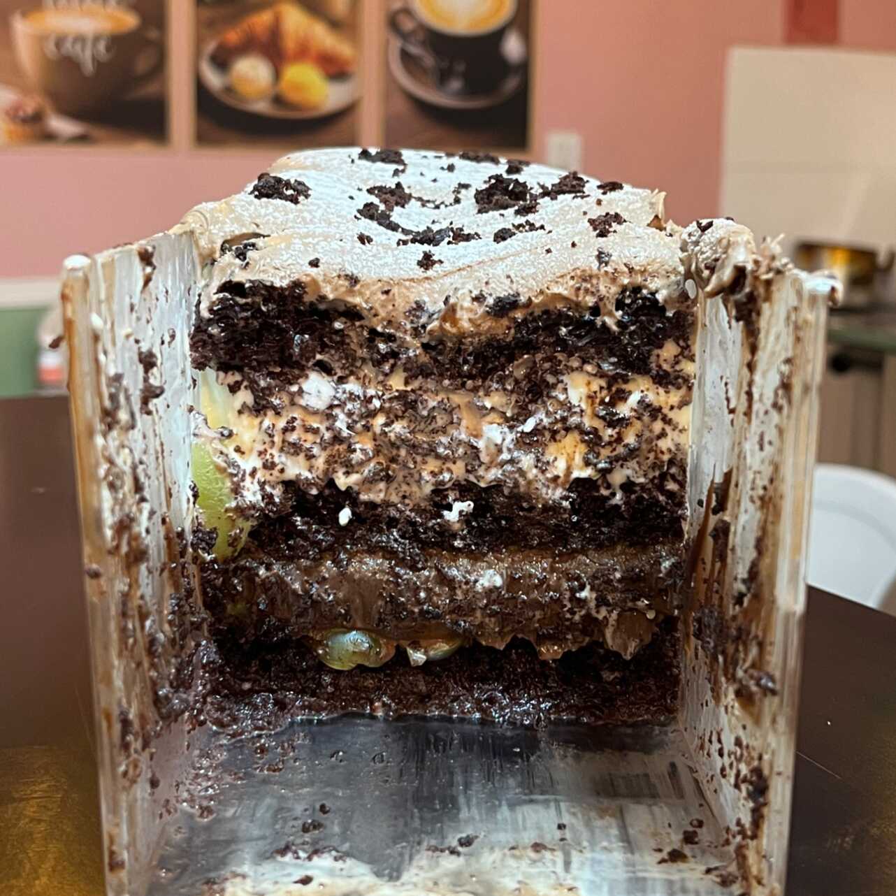Massa de cacau com brigadeiro e mousse de leite ninho. uvas verdes sem semente e brigadeiro