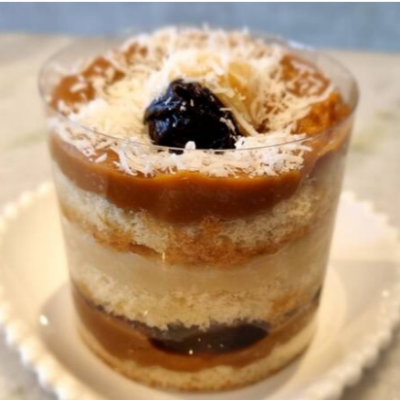 Massa branca molhadinha, com recheio de doce leite, ameixa e coco. bolo com 7,5 cm diâmetro.