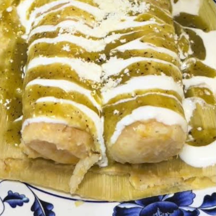 TAMAL XL DE RES CON CREMA, QUESO Y SALSA