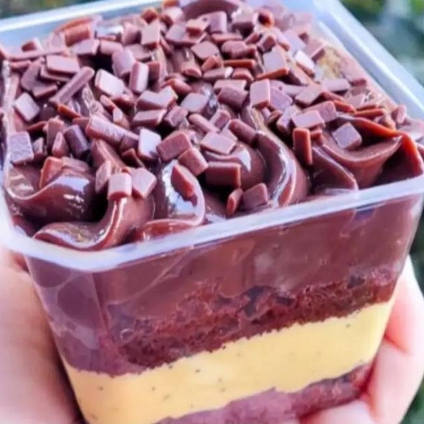 Massa de cacau camada de mouse de maracujá feito com a fruta uma camada de brigadeiro finalizado com granulado