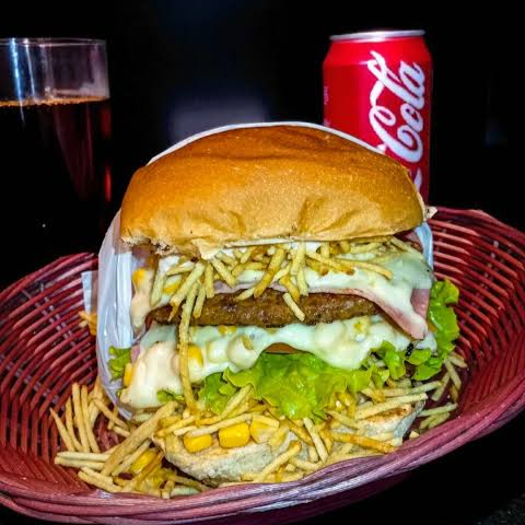 Hamburguer especial + refrigerante 350ml ( ingredientes do hamburguer: pão brioche, carne de 80g, calabresa, ovo, queijo mussarela, lanche, batata palha, milho, tomate, pepino e alface.