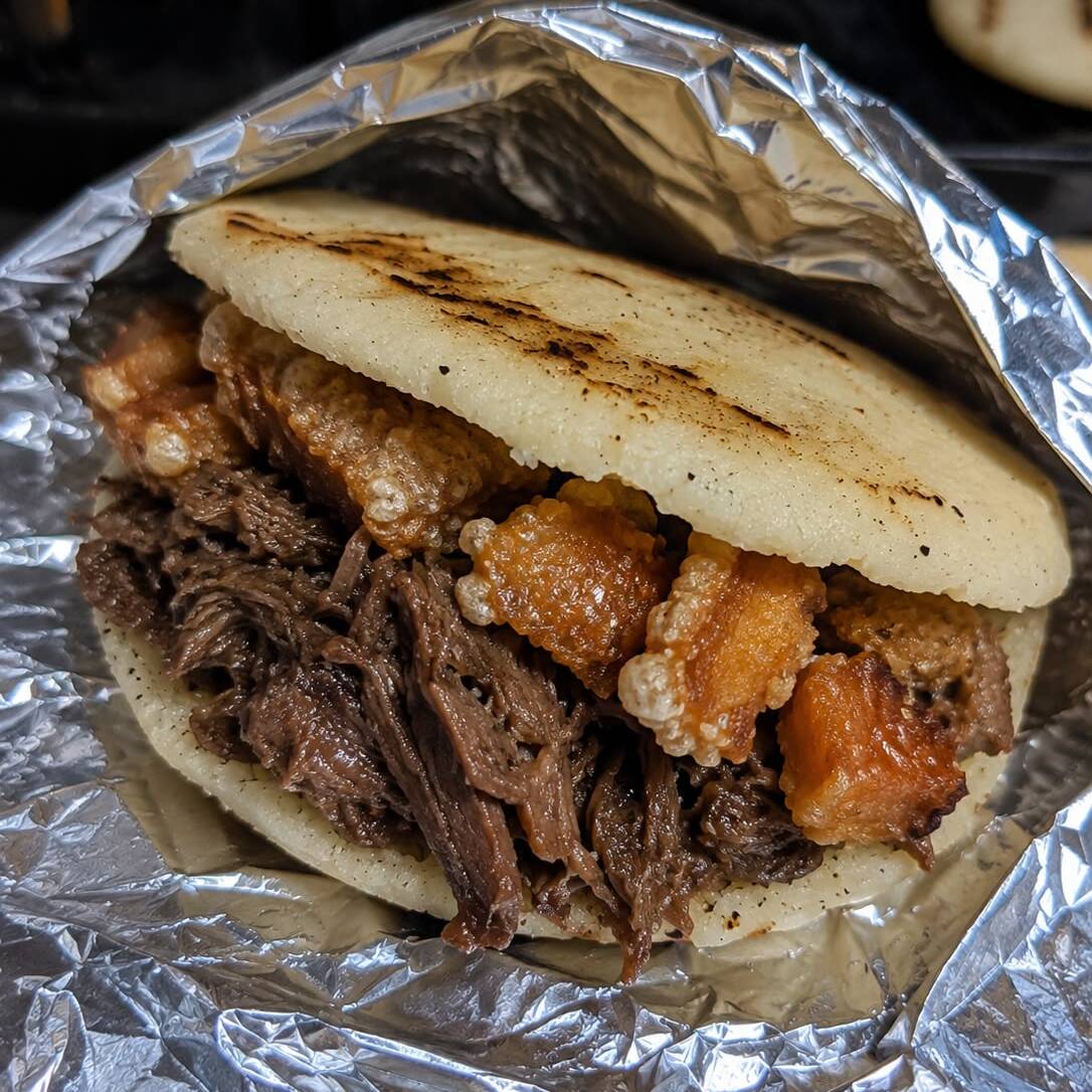 Arepa Carne y Chicharrón