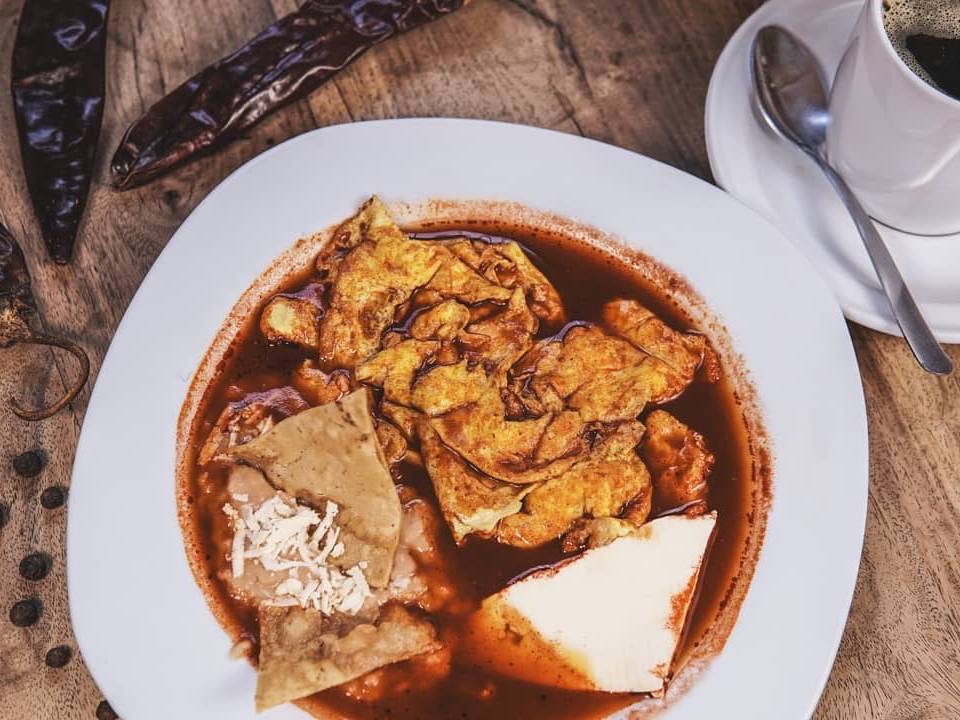 Huevos en Salsa Guajillo
