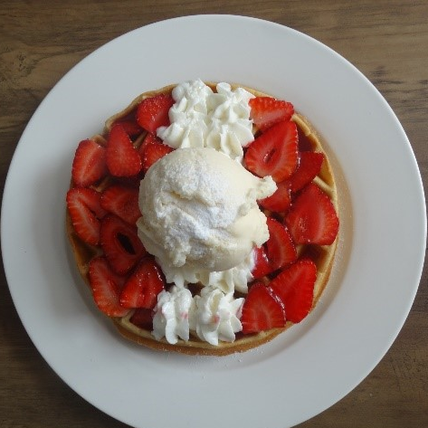 Waffle Bicolor de Fresas y Helado