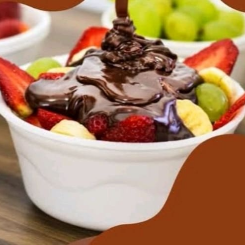 Uma deliciosa tigela de Frutas coberta com leite condensado e pode ser adicionado mais uma cobertura Gourmet a sua escolha!!!