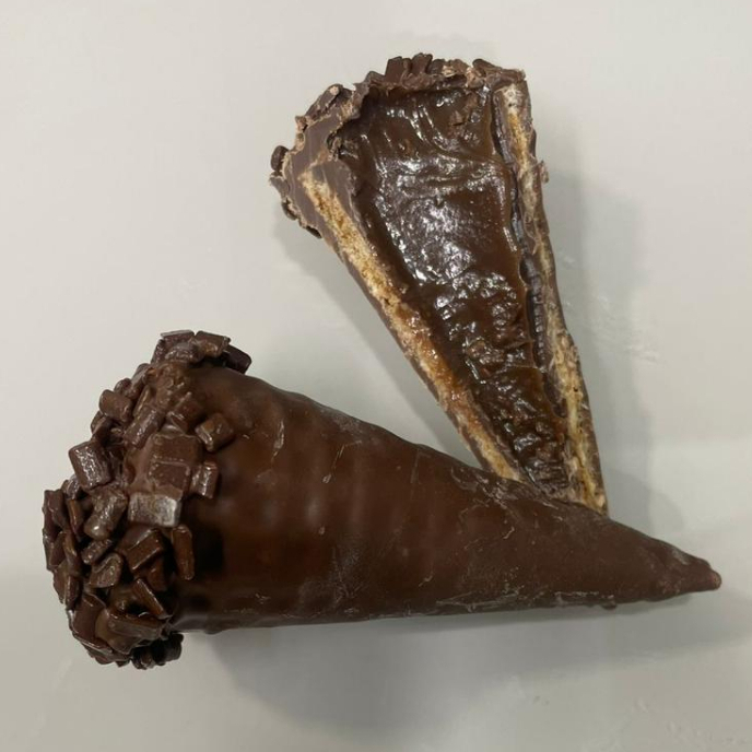 Cone trufado artesanal recheado com brigadeiro cremoso, finalizado com cobertura de chocolate e muito sabor. Crocância por fora, explosão de brigadeiro por dentro!