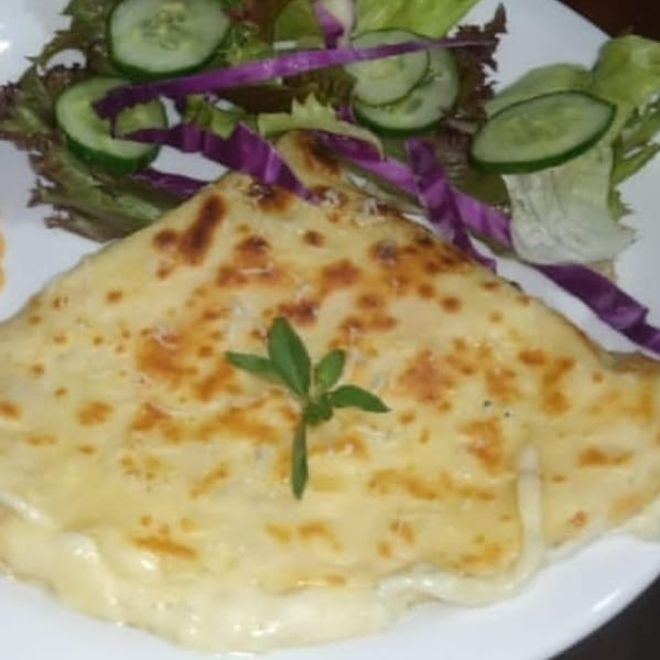 Mussarela, catupiry original e salsinha. Acompanha salada de folhas , pepino japonês e molho.