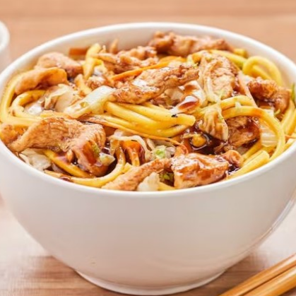 Frango, legumes ao molho shoyu, especiarias orientais, e óleo de gergelim torrado. Porção individual 450g